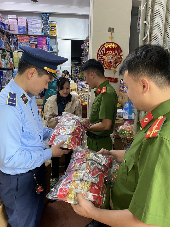 Nghệ An: Tịch thu, tiêu hủy hơn 5.300 gói xúc xích, chân gà không rõ nguồn gốc xuất xứ